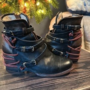 FreeBird Ankle boots😎